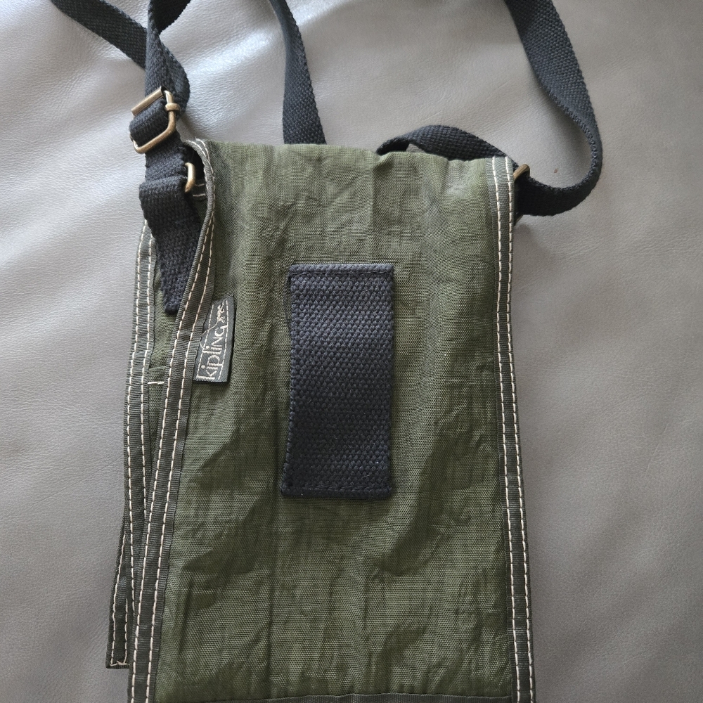 Vintage Kipling crossbody in Dark Green with belt loop and card holder